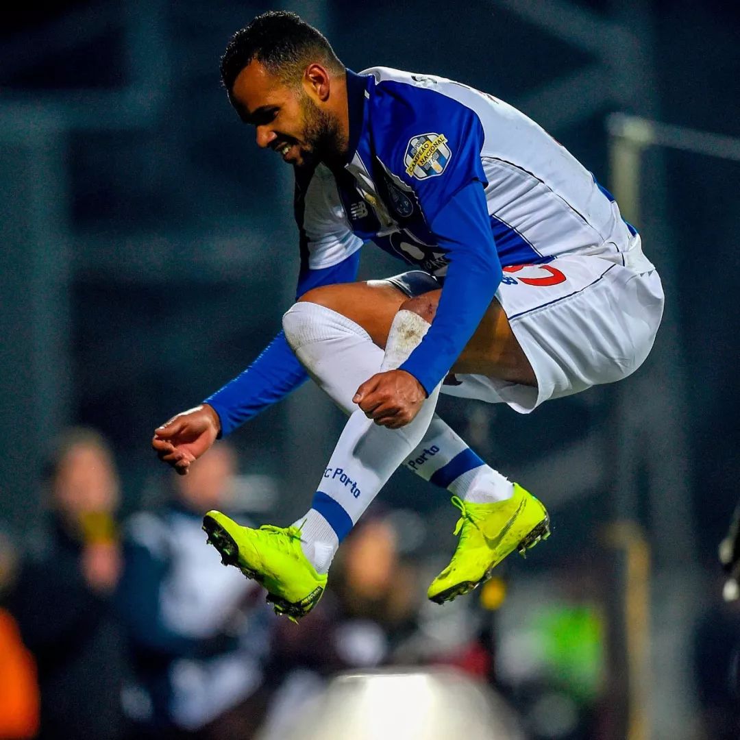 包含风云突变上海海港窗口期战术微调国王杯窗口期攻防权衡，风云突变阿贾克斯赛前绝杀压哨瞬间刷屏的词条